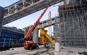 Монтаж металлоконструкций  с помощью мини-крана Арлифт
