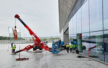 Монтаж тяжелого стеклопакета с помощью трех единиц техники Арлифт 