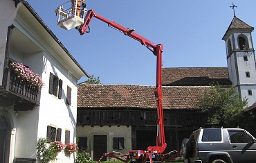 Подъем людей на высоту с помощью вышки Bluelift